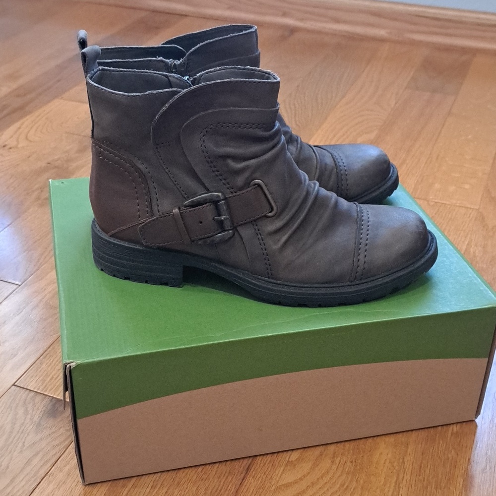 Earth Stone Ankle Boots - Gray Brown - Picture 3 of 8